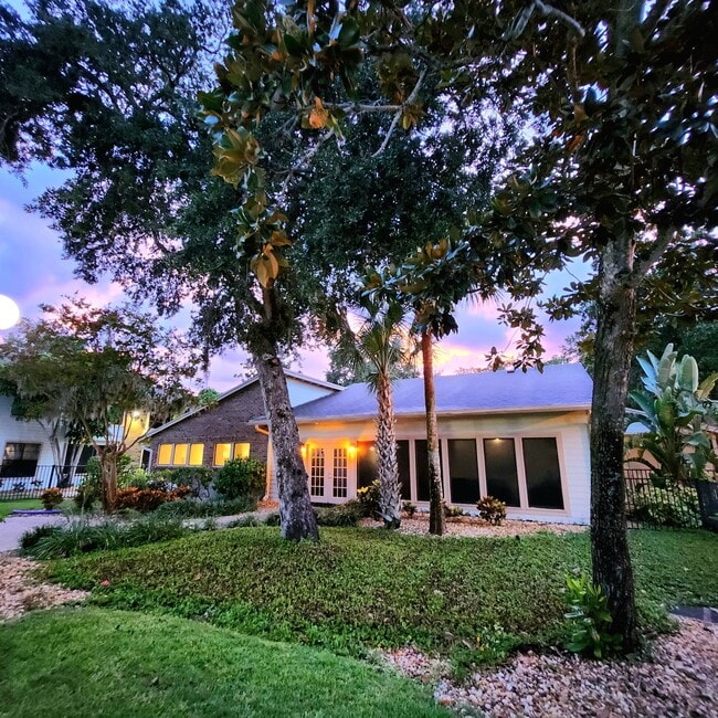 Building Photo - Oaks Of Lakebridge Community