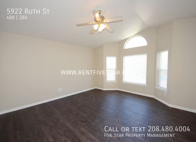 Foto del edificio - Beautifully Updated Pet Negotiable 4 Bedro...