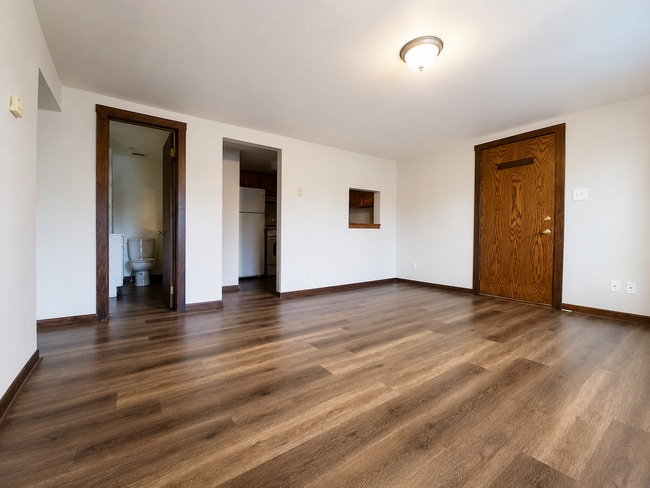 Foto del edificio - Updated 2BR Upper Duplex with Private Deck | Cross Plains