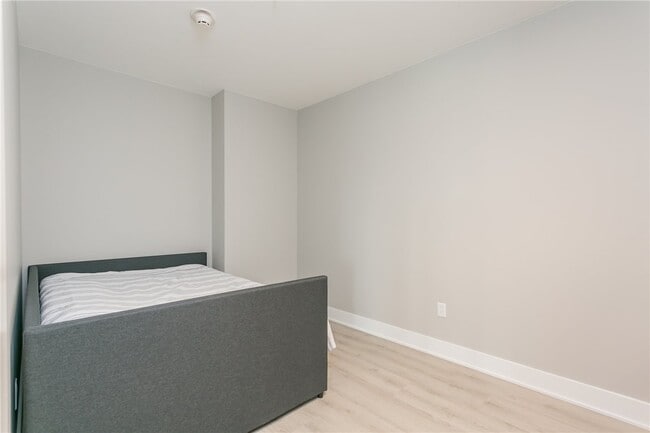 Building Photo - 205 Lakeshore Dr