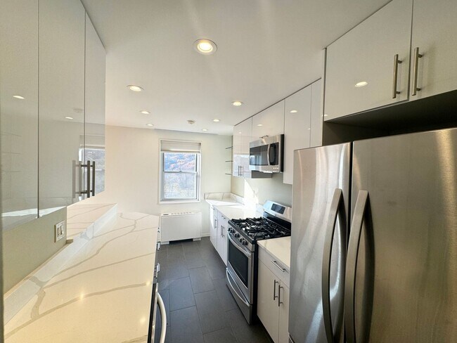 Building Photo - Beautiful and Spacious 1-BR Apt in Luxury ...
