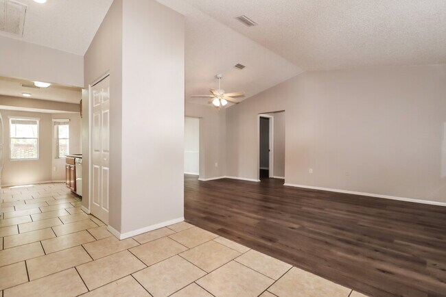 Foto del edificio - 8047 Hathaway Dr