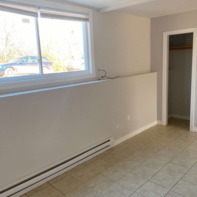 Building Photo - 2 Kingsview Ct