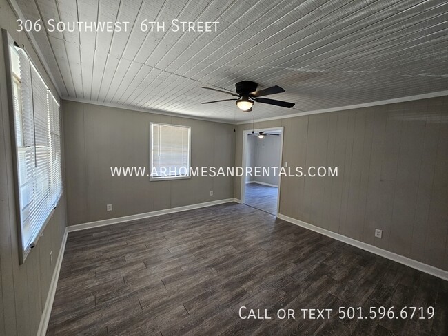 Building Photo - 306 Southwest  6th Street | $895 | 3 beds,...