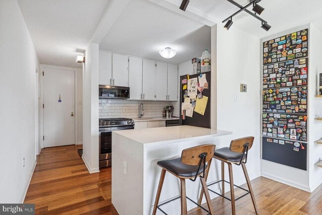 Building Photo - 1280 21st St NW