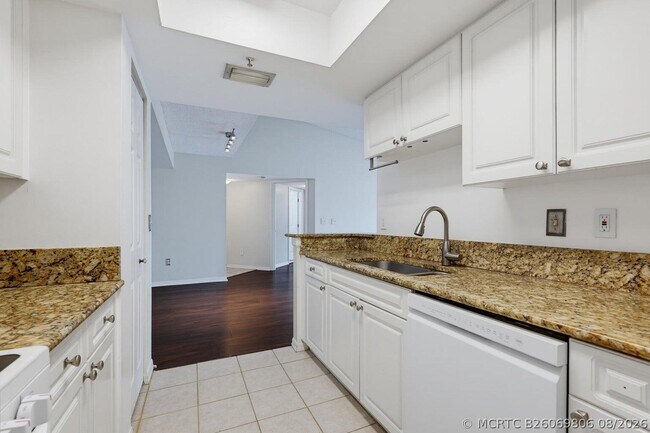 Building Photo - 400 Crestwood Ct N