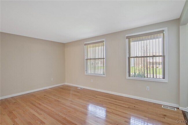 Foto del edificio - 6380 Jane Ln