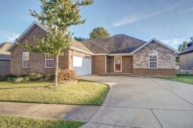 Building Photo - 3 Bedroom Luxury Home