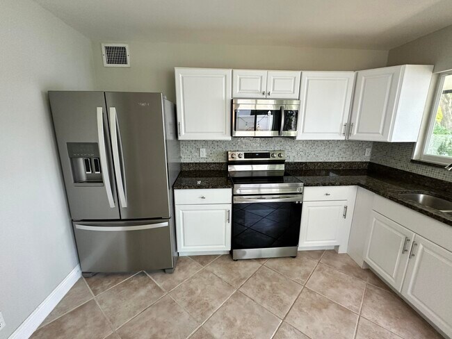 Building Photo - 17 Tara Lakes Dr E