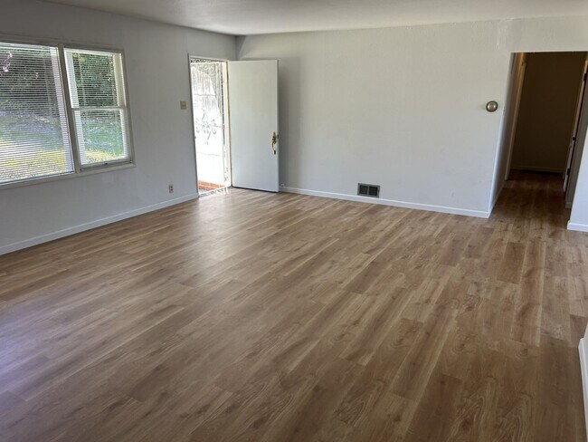 Foto del edificio - Beautiful 4 Bedroom, 2 Bath Eastside Vallejo Home