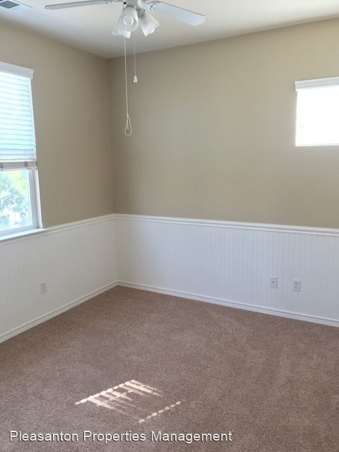 Building Photo - 3 br, 2.5 bath House - 2259 S. Donovan Way