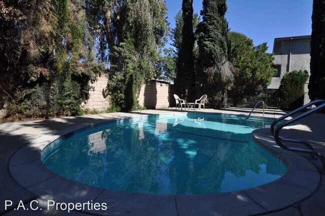 Building Photo - 1 br, 1 bath Apartment - 13019 Oxnard Stre...