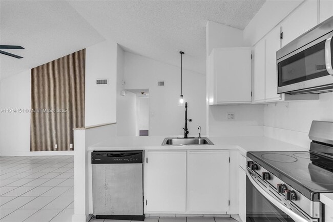 Building Photo - 3065 N Oakland Forest Dr