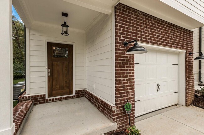 Foto del edificio - Huge East Nashville Home just steps to the...