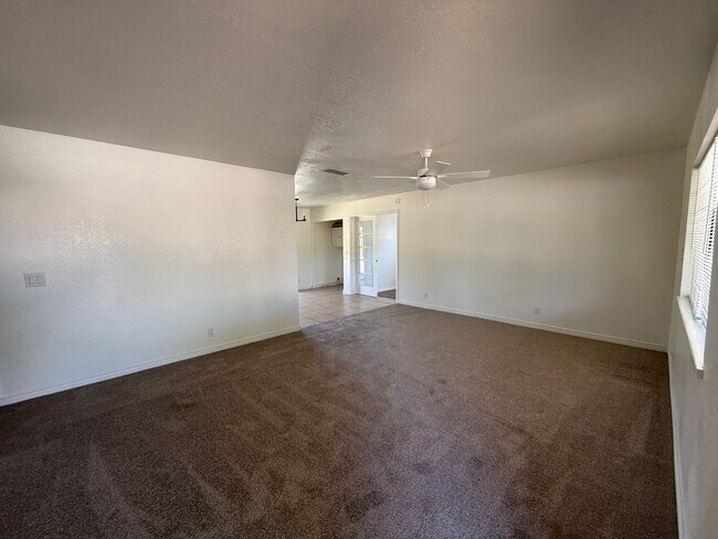 Building Photo - 4 bedroom 2 bath-contact Property Pros for more information