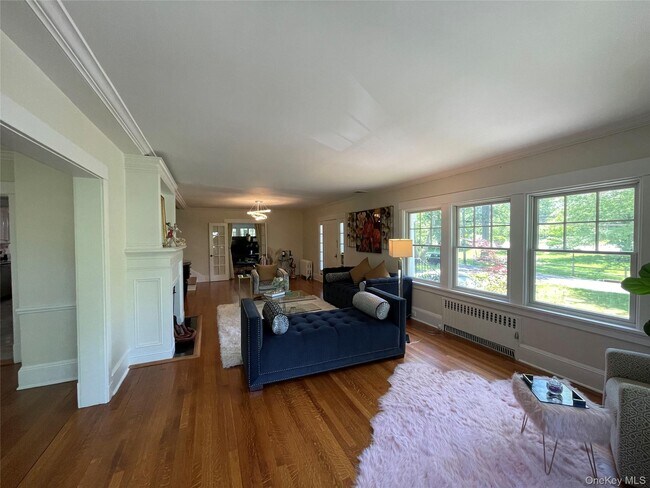 Foto del edificio - 38 Gedney Park Dr