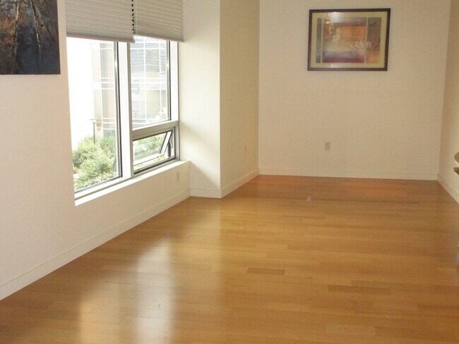 Foto del edificio - Meriwether West - North facing studio with river/bridge views/parking/amenities/utilities