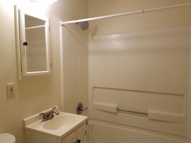 Building Photo - 2023 S Elm St