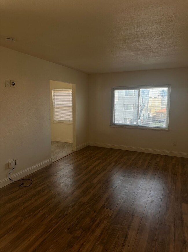 Foto del edificio - 6614 Bancroft Ave
