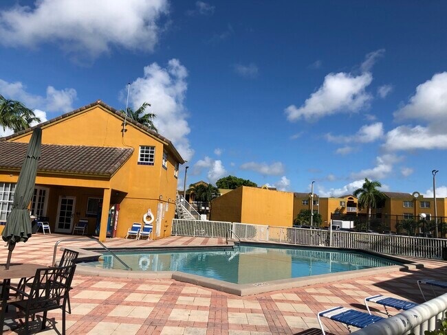 Community pool - 9711 Fontainebleau Blvd