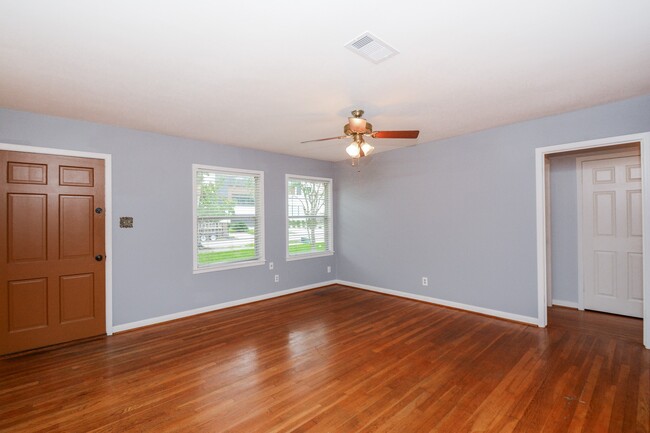 Building Photo - 5227 Maple St