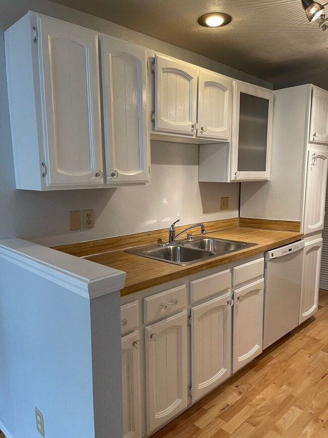 Building Photo - Spacious 2bd Condo in Lake Forest Park