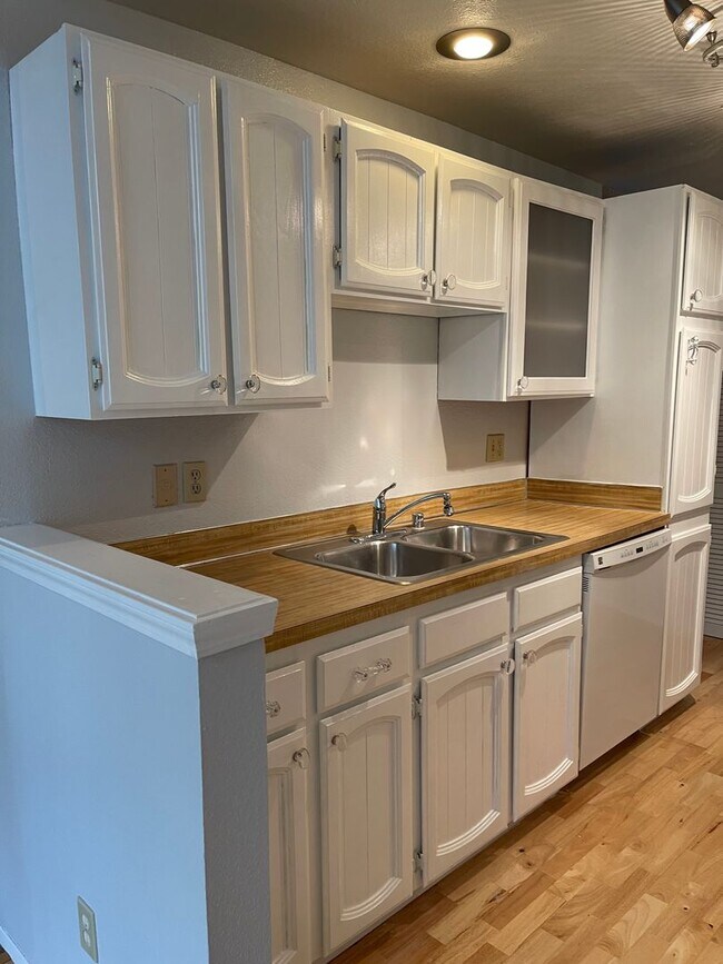 Foto del edificio - Spacious 2bd Condo in Lake Forest Park