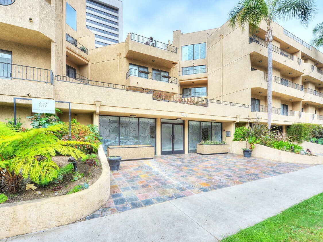 Foto principal - 1633 S Bentley Ave