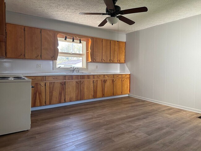 Building Photo - 3 Bedroom Home Uhrichsville, Ohio