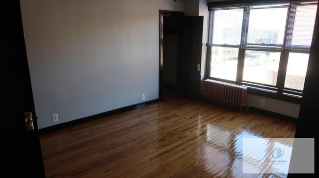 Building Photo - 846 W Montrose Ave