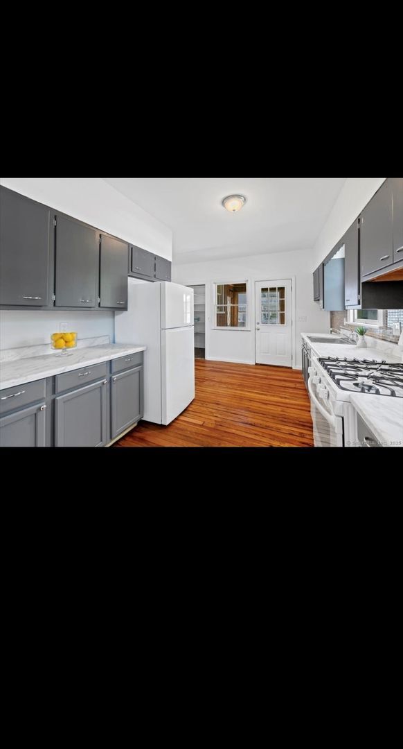 Building Photo - OVERSIZED FIRST FLOOR 3 BEDROOM APARTMENT WITH WASHER/DRYER