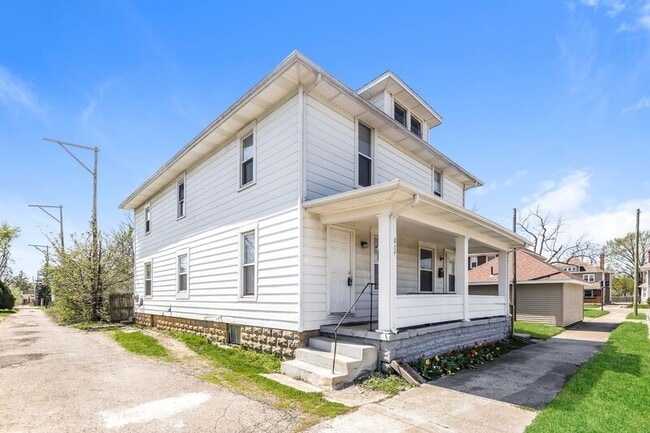 Foto del edificio - 215-217 Warren Dr.