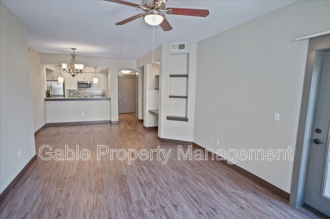 Foto del edificio - 24595 Town Center Dr