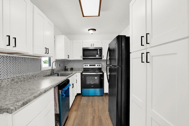 Newly renovated kitchen - 898 Glendale Dr