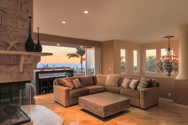 Habitación grande, pared de ventana que se abre al balcón. - 2281 Cambridge Ave