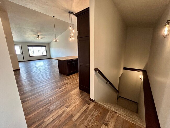 Foto del edificio - Gorgeous 4 Bedroom 2.5 Bathroom with Fenced Yard!