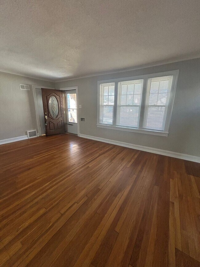 Foto del edificio - Spacious 4 Bed, 2 Bath Home in Prime Rockhill/Plaza Area Location