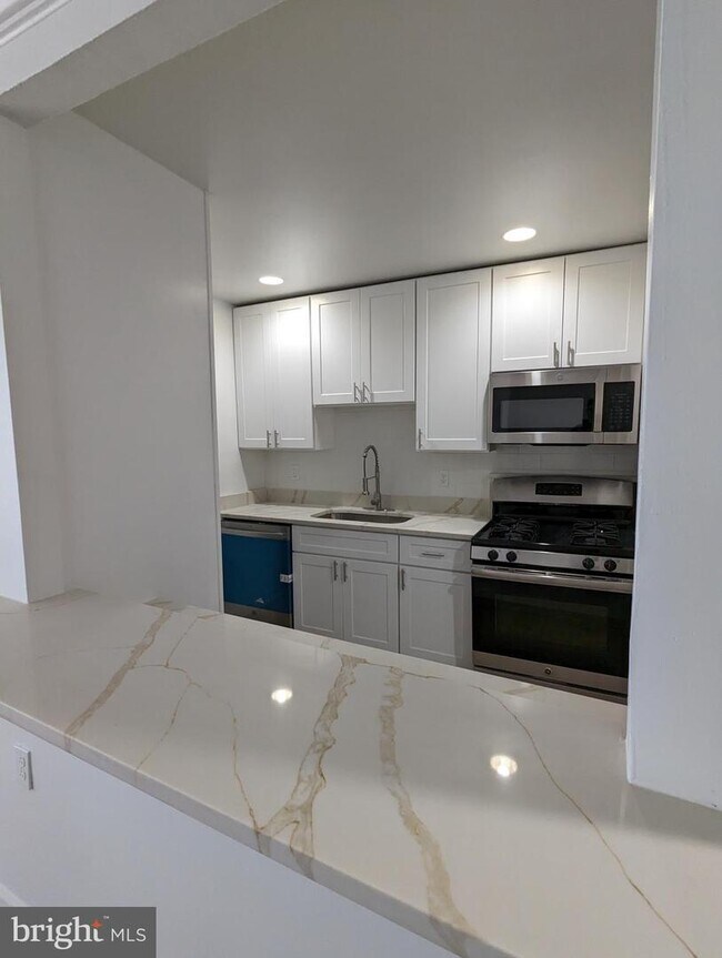 Building Photo - 7112 Donnell Pl