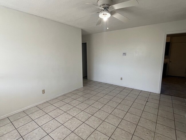 Foto del edificio - 616 W J St