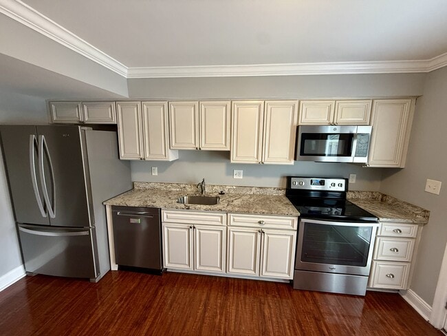 Building Photo - 568 Lancaster Pl