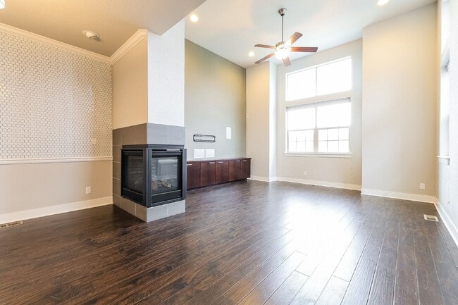 Building Photo - 5437 Valentia St
