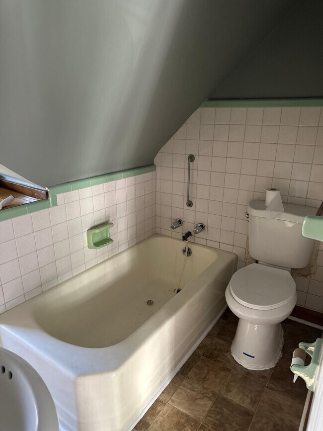 Full bath - 438 Broomall St
