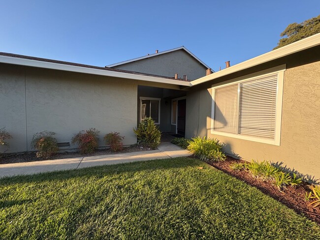 Foto del edificio - Charming Townhouse Located In Foster City Available Now!