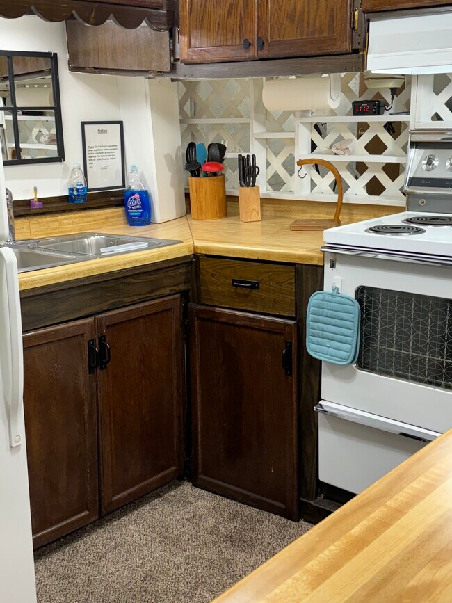 Cocina amueblada - 801 Miller St