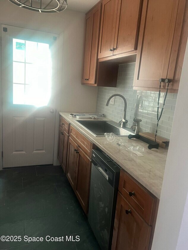 Foto del edificio - 351 Taylor Ave