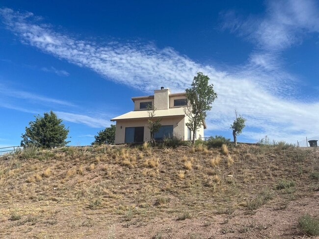 Building Photo - 3 bedroom home in wine country