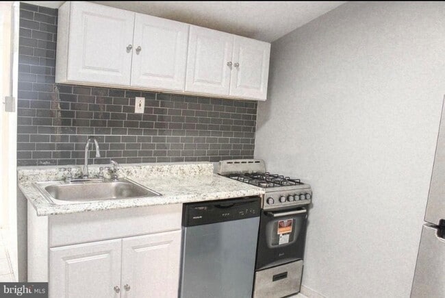 Building Photo - 519 S Port St