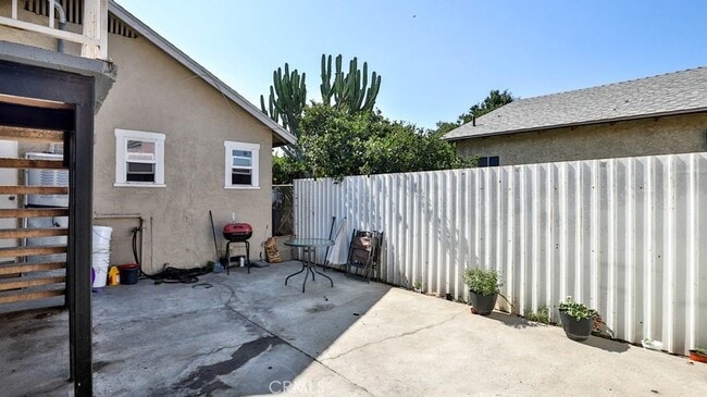 Building Photo - 1829 1/2 E 63rd Street Unit