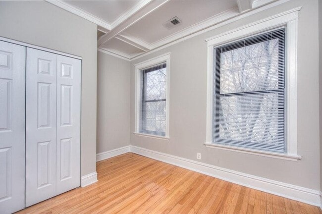 Building Photo - Gorgeous 2 bed 1 bath in the Edgewater area