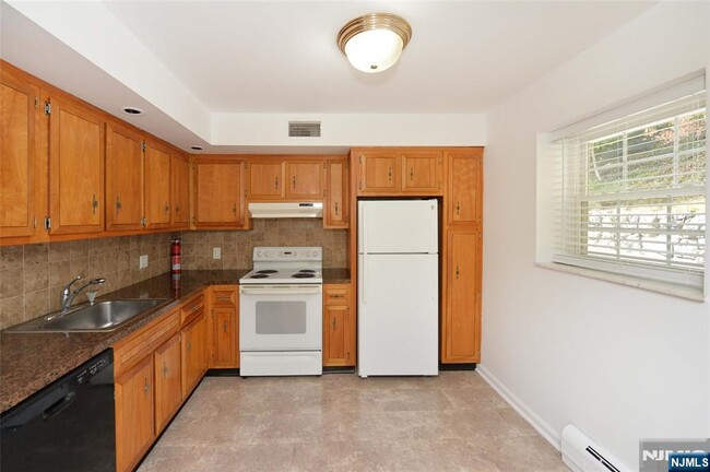 Building Photo - 21-31-31 Ridge Rd